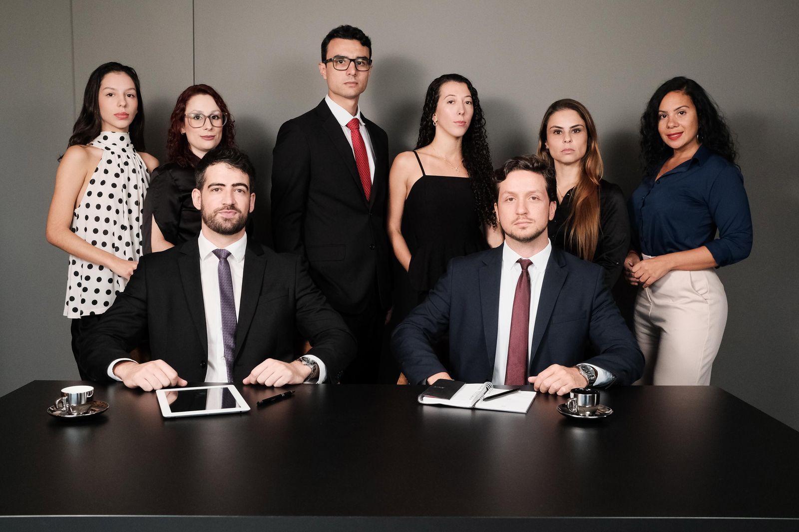 Equipe RMZ Advogados — Dr. Adailto Richard Mendes (sentado à esquerda) e Dr. Matheus Henrique Zanatta (sentado à direita)